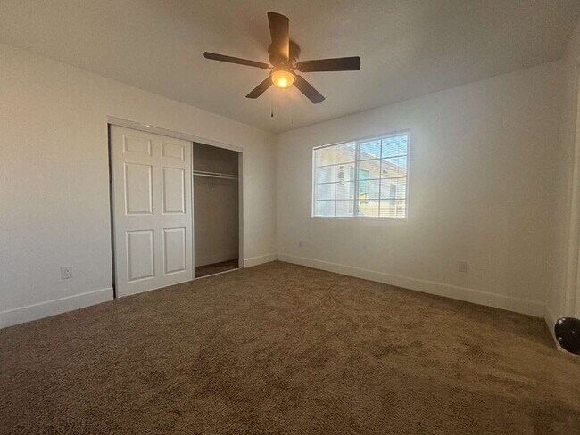 Building Photo - Fully remodeled and spacious 2 bed/2 bath with a den available- Las Vegas