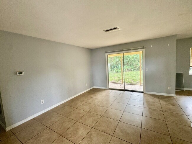 Building Photo - 301 Hickory Ln