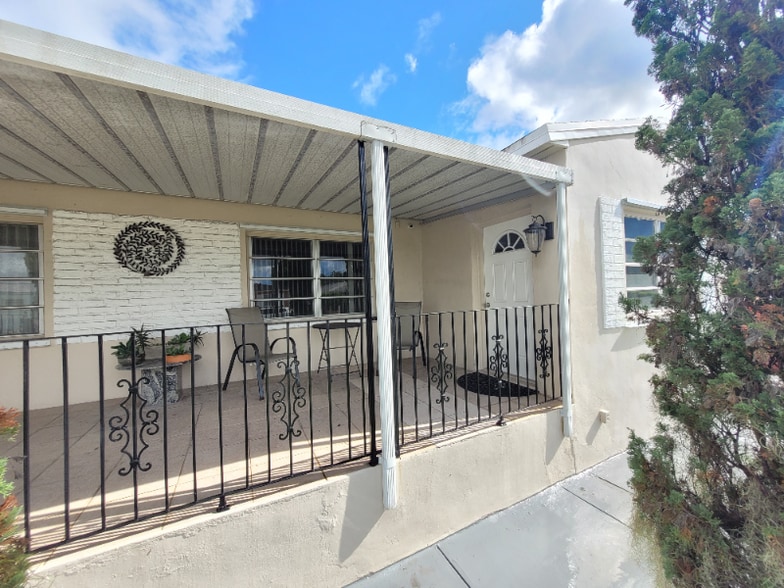 Building Photo - 567 E 11th St