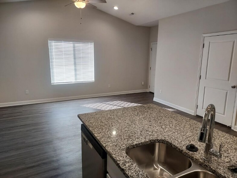 Building Photo - 2334 E Cheyenne Ct