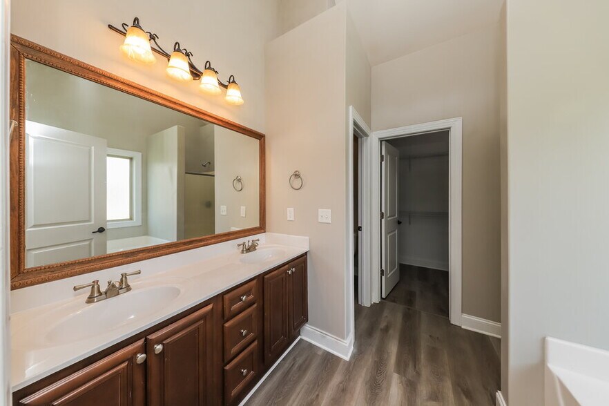 Building Photo - 480 Saddlechase Dr