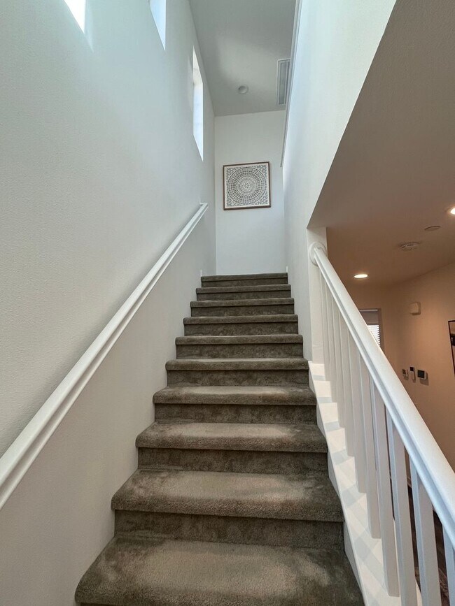 Building Photo - Beautiful Town-Home Bedford Community!