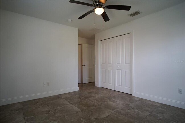 Building Photo - 217 Maple St W