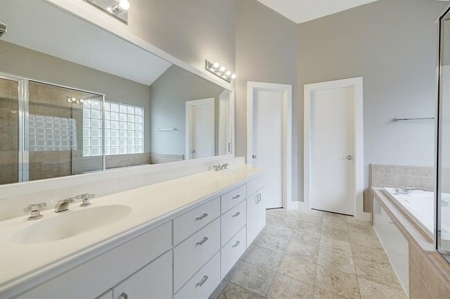 Building Photo - 9805 Riddlelink Ln