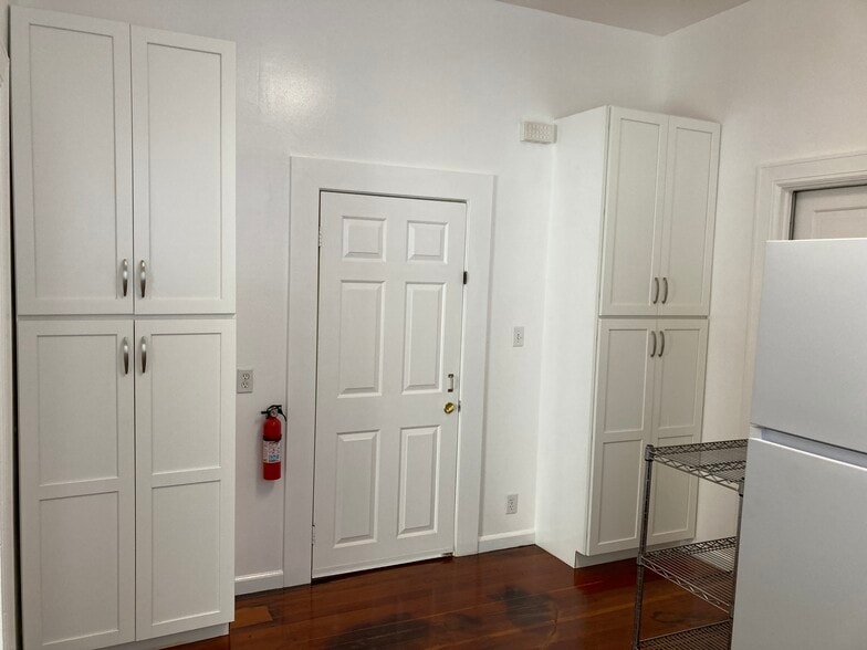 Double Pantry & Door to Laundry Room - 929 Georgia St