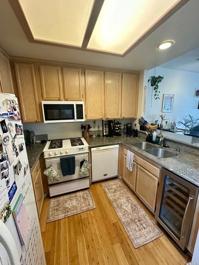 Building Photo - Light and Bright North Park 2 Bedroom Condo