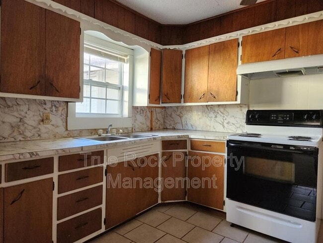 Building Photo - 311 S Cash