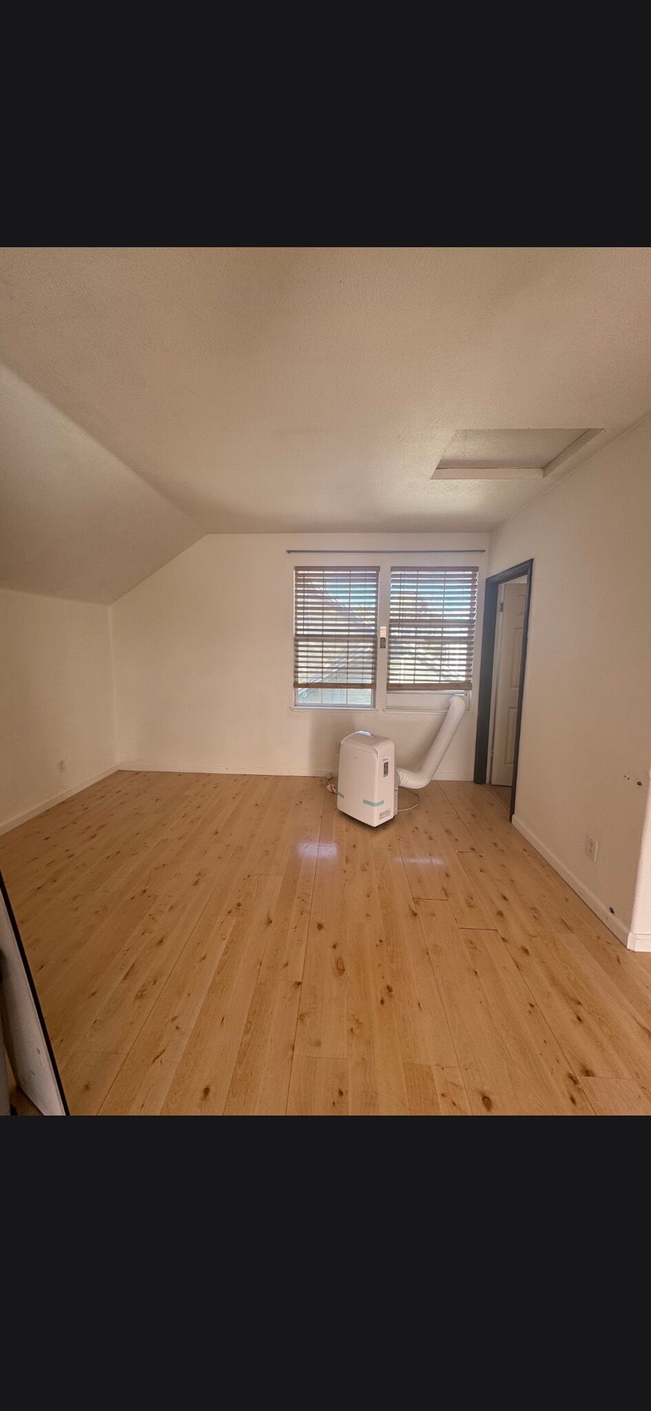 Building Photo - 400 Manzanita Way