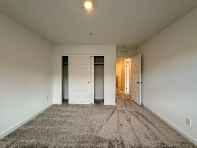 Building Photo - BRAND NEW 3 BED 2.5 BATH 2 BALCONY 2 CAR GARAGE TOWNHOUSE IN HENDERSON FOR RENT!!
