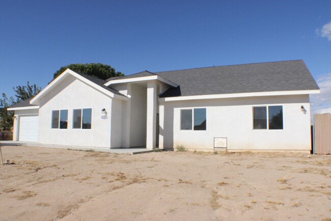 Building Photo - Modern Living in California City