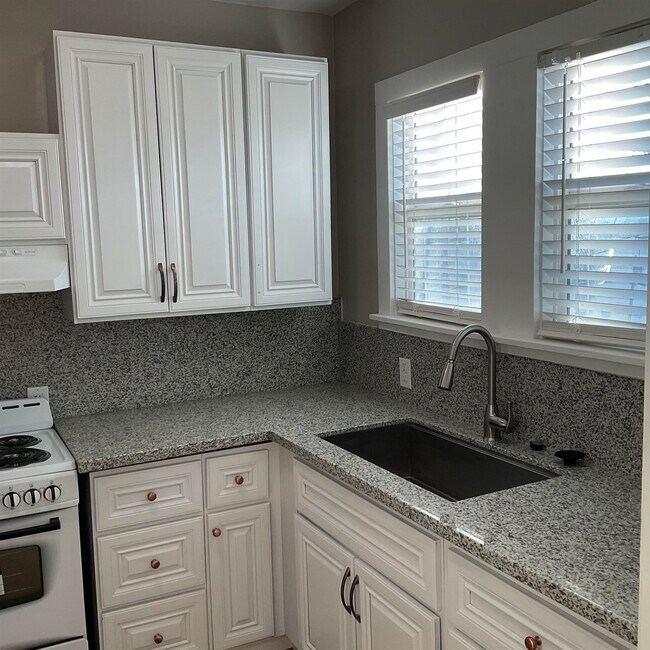 Building Photo - 618 W 7th St