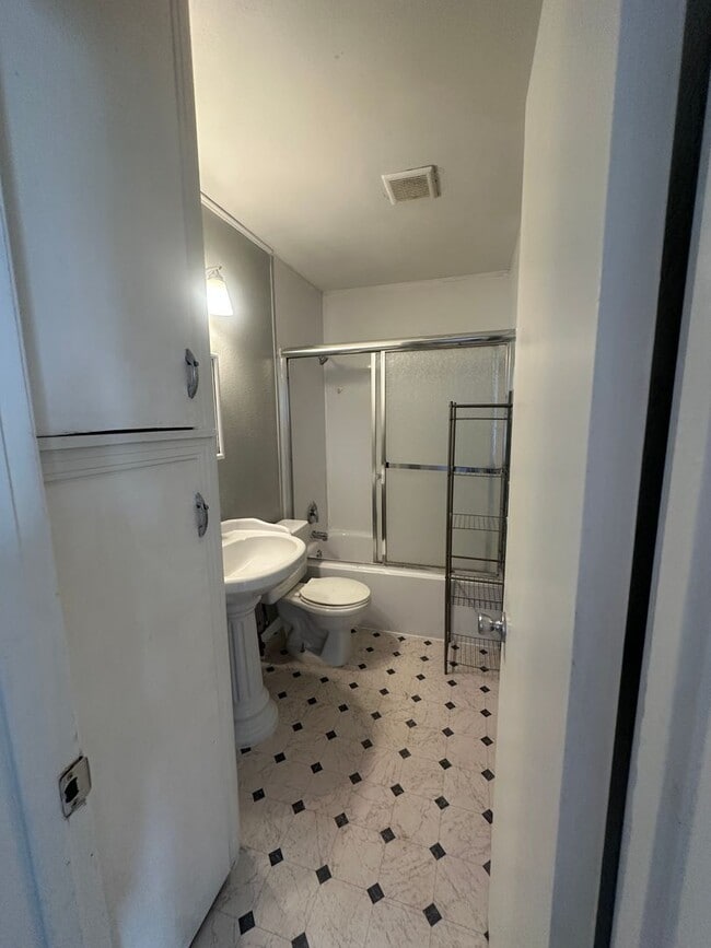 Building Photo - Large 3b 2b Home