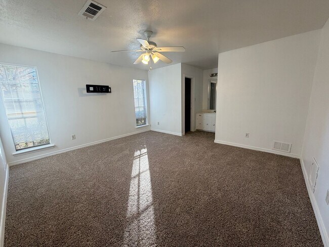 Building Photo - Large home ready for tenant....