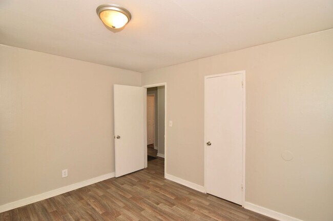 Building Photo - 667 Lorraine Dr