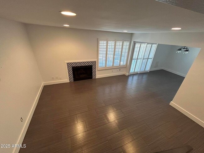 Building Photo - 320 E LARKSPUR Ln