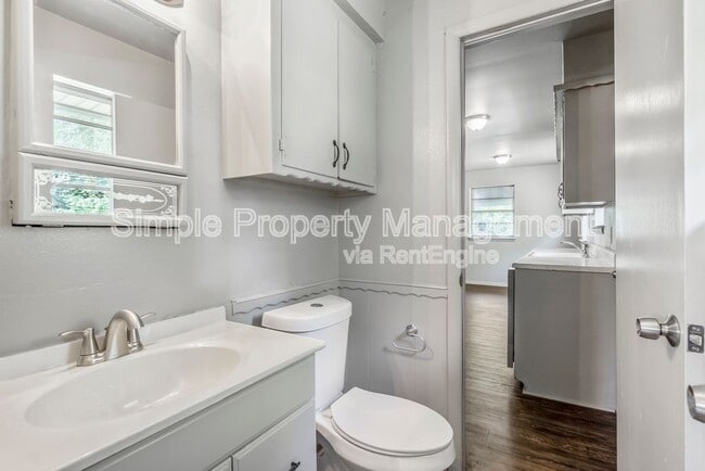 Building Photo - 3221 Beechwood Dr