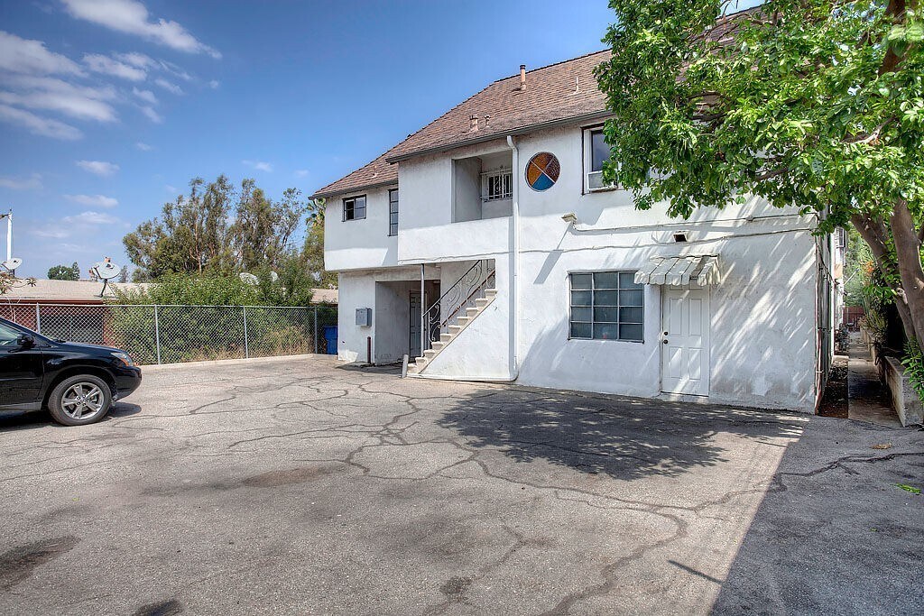 Building Photo - 2564 W 5th St