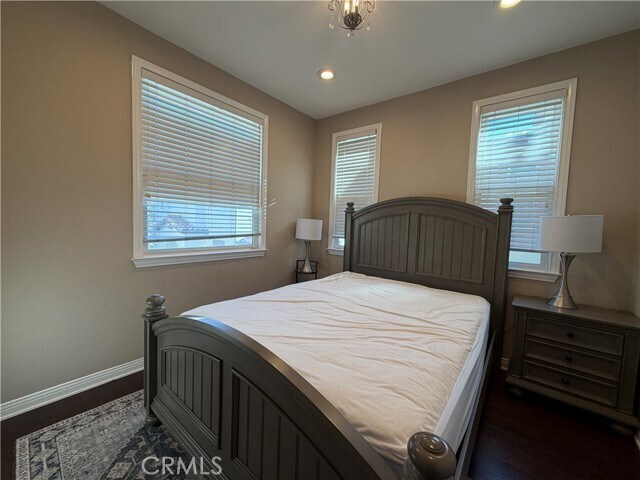 Building Photo - 615 W 1st St