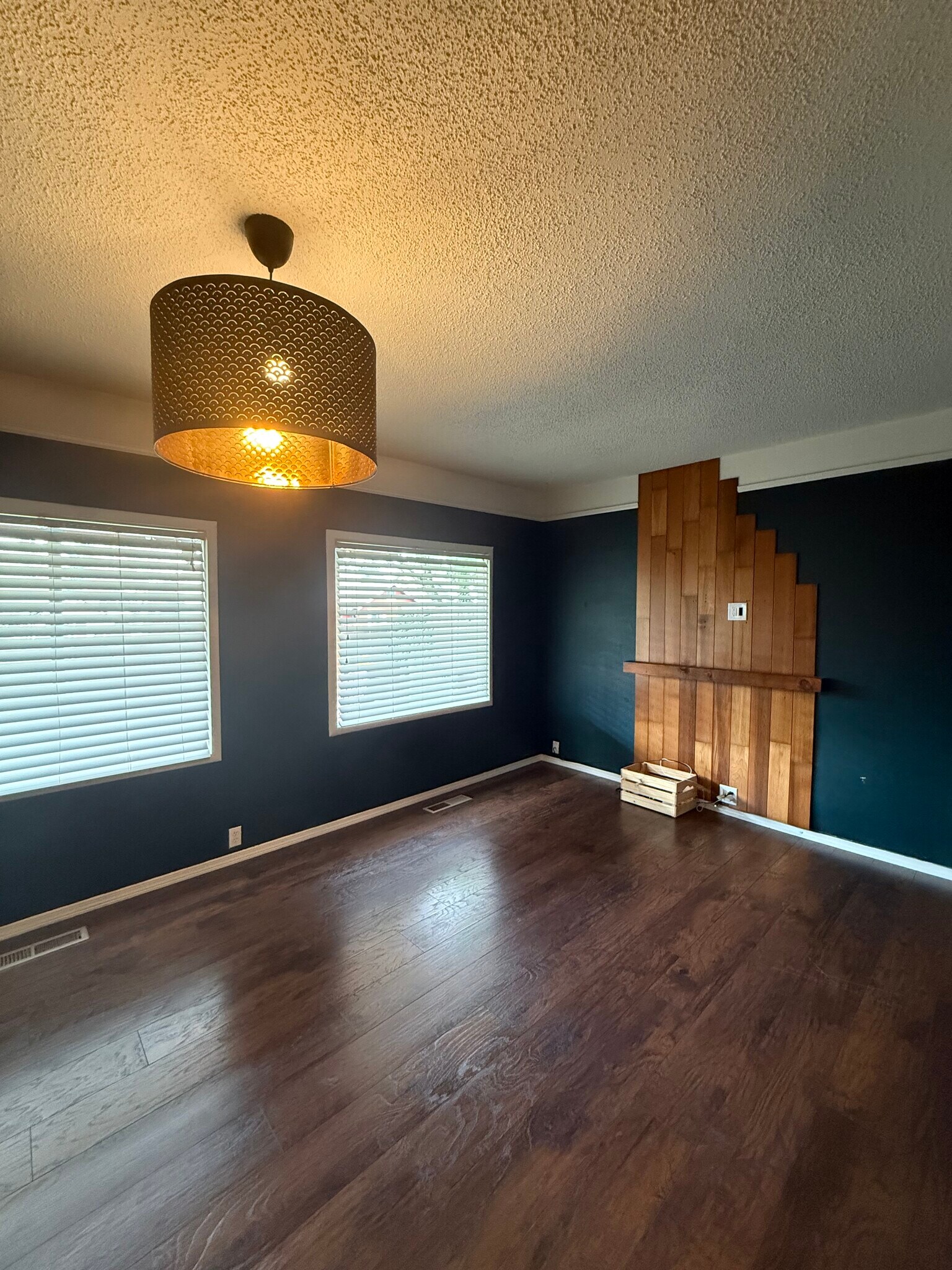 Building Photo - 406 E 43rd St