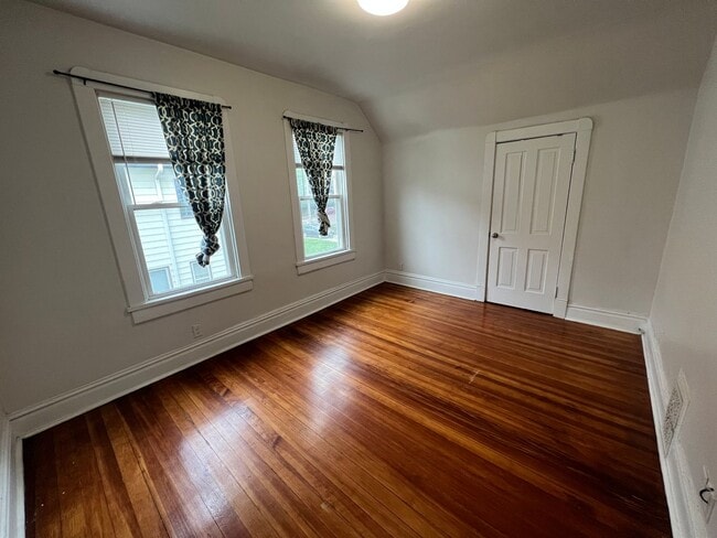 Building Photo - 3 BR House available in June