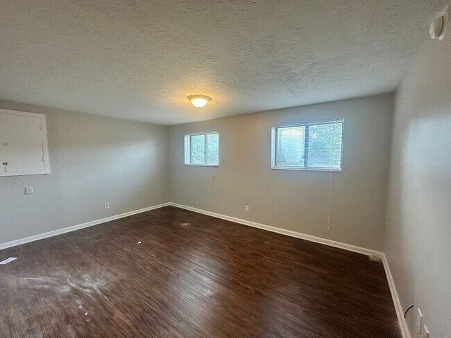 Building Photo - Beautifully Updated 3-Bed, 2-Bath Tri-Leve...