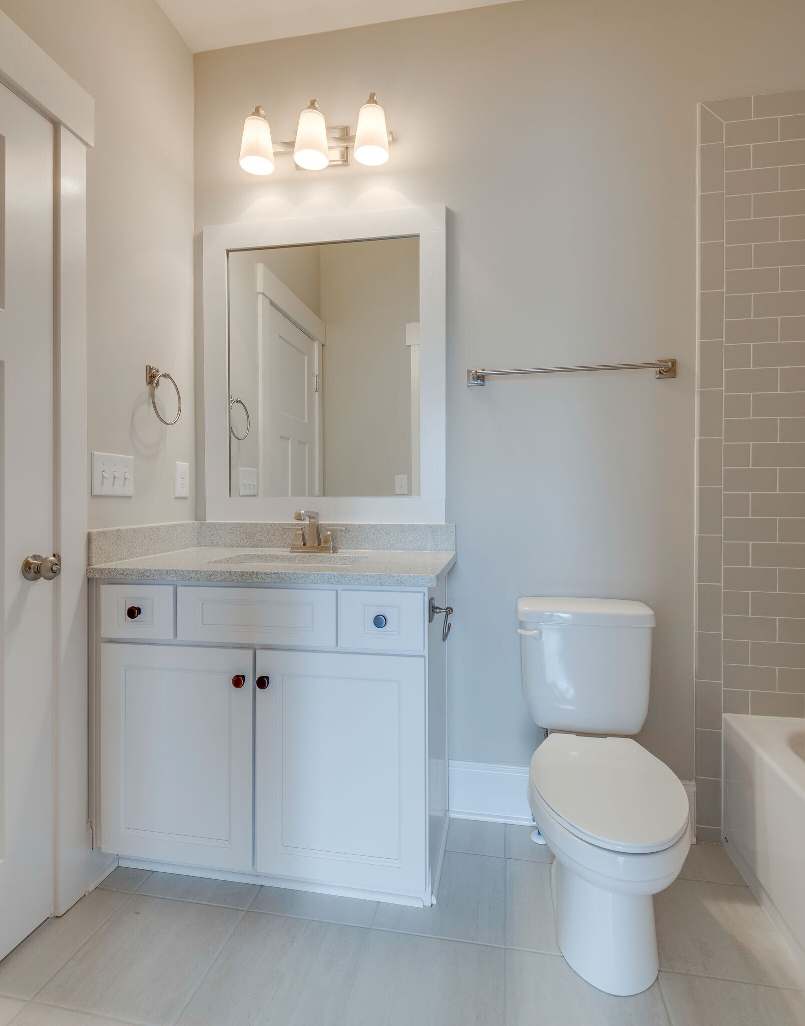 Downstairs full bath - 562 Stevenson St
