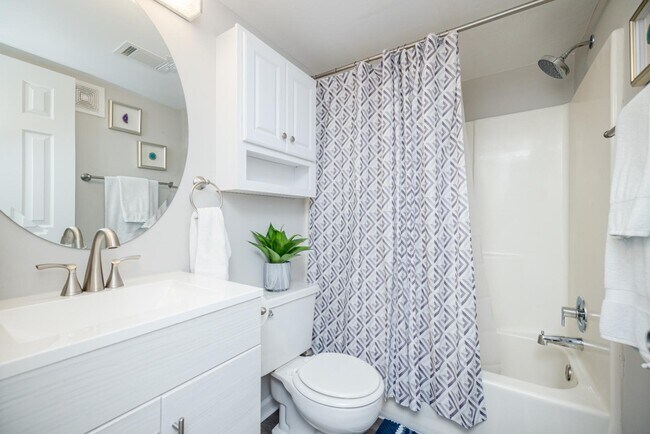 Building Photo - 502 Windsong Cir