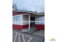 Building Photo - Single level 2 bedroom 1 bath apartment wi...