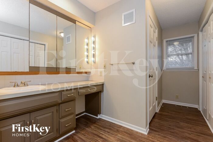 Building Photo - 207 W Heritage Dr