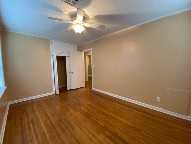 Building Photo - Brookside Charm!!