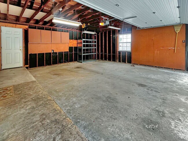 Building Photo - 2236 Elmwood Dr SE