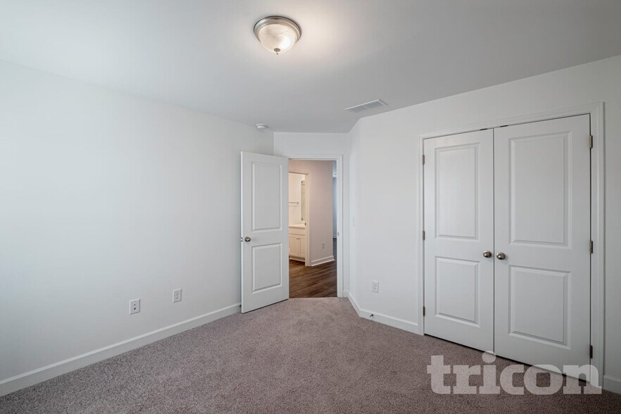 Building Photo - 132 E Rdg Wy