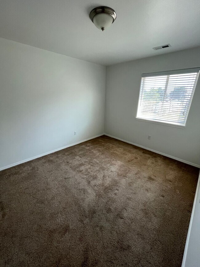 Building Photo - Beautiful Townhouse Available Now! Move In...