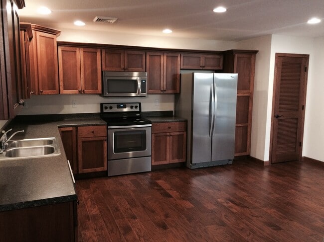 Primary Photo - 505 E Adams St