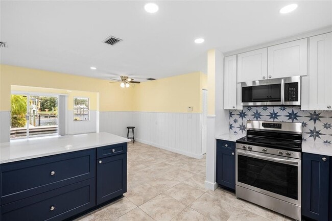 Building Photo - 5541 Bayou Grande Blvd NE