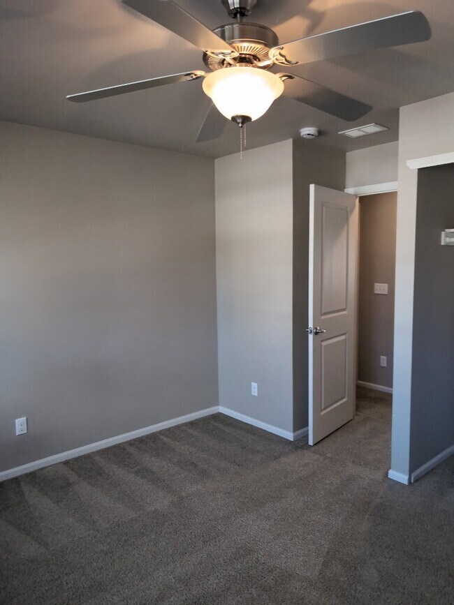 Building Photo - Newer 2BR/2.5BA in Englewood Condo