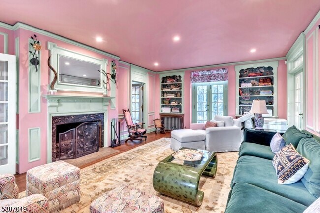 Building Photo - 655 Lake St