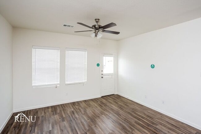 Building Photo - 466 London Dr