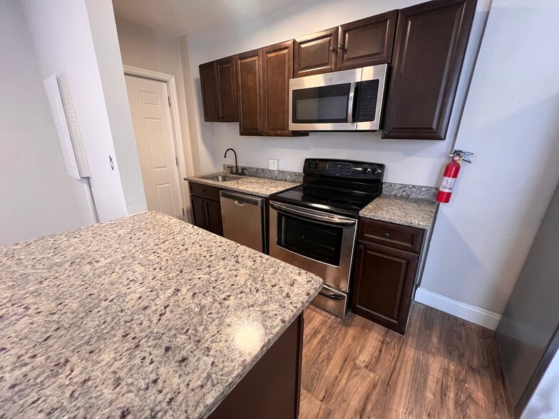 Large kitchen & dining area - 4608 York Rd