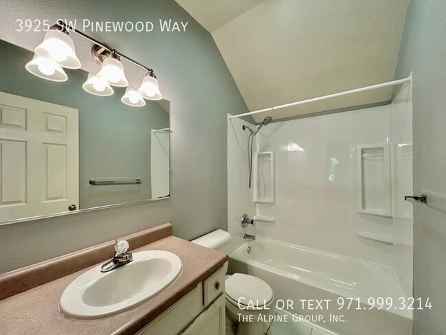 Building Photo - 3925 SW Pinewood Way