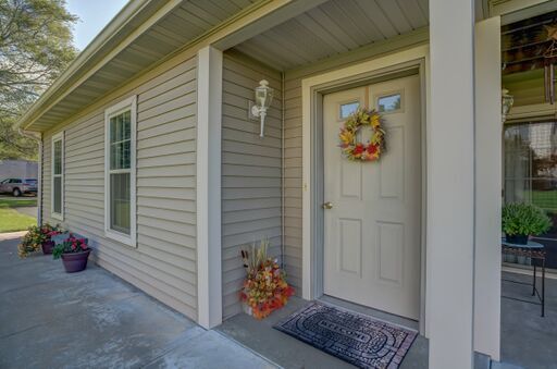 Private entrances - 325 Henry Dr