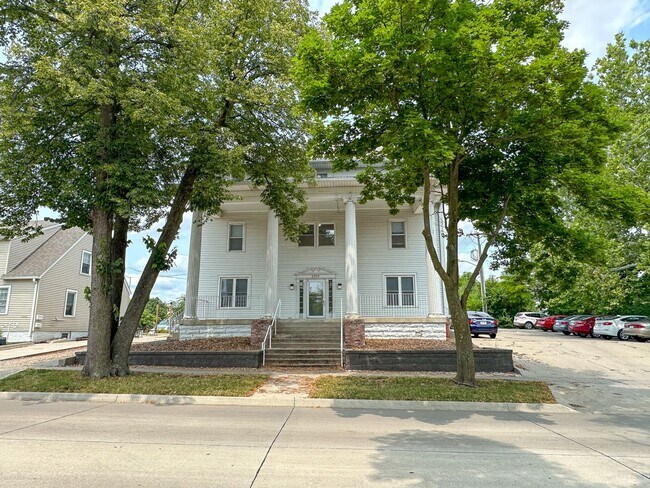 Interior Photo - 2717 West St