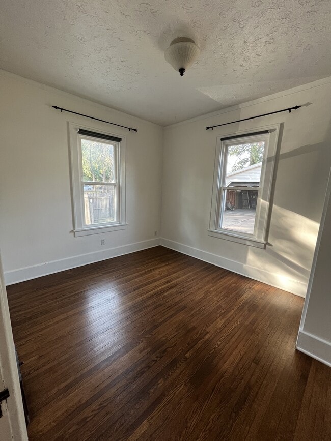 Building Photo - 1117 E Glen Ave