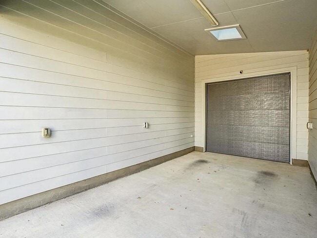 Building Photo - MOVE IN READY