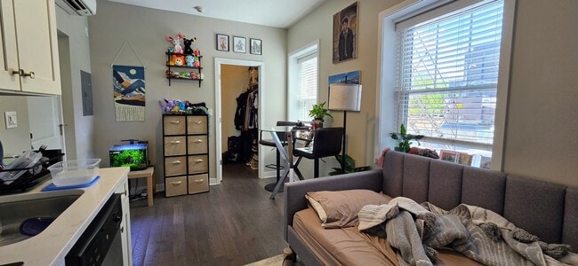 Building Photo - 1409 W Diversey Pkwy