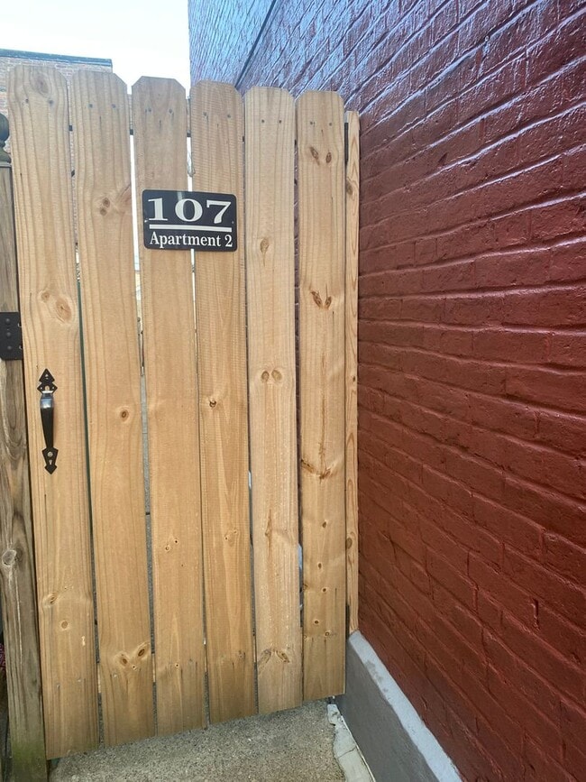 Building Photo - NEWLY RENOVATED 2 BEDROOM IN THE HEART OF SOUTHSIDE!