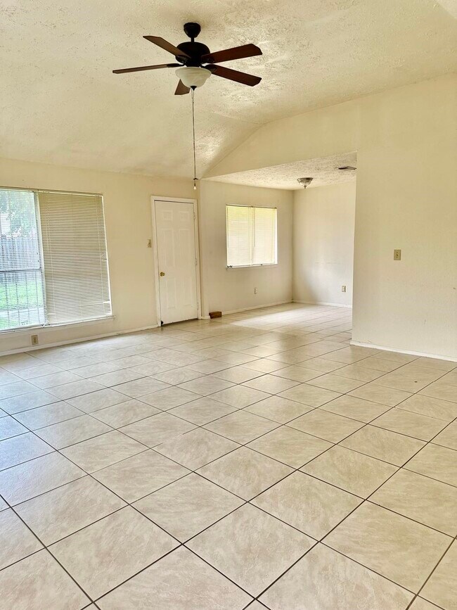 Building Photo - 2015 Lazy Ln