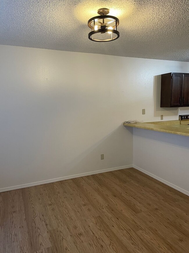 Building Photo - 2 Bed / 2 Bath Duplex with Garage & Private Yard – Great Location!