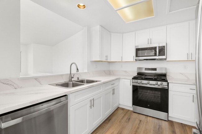 Building Photo - NEWLY RENOVATED 3BD/2BA Condo in the heart...