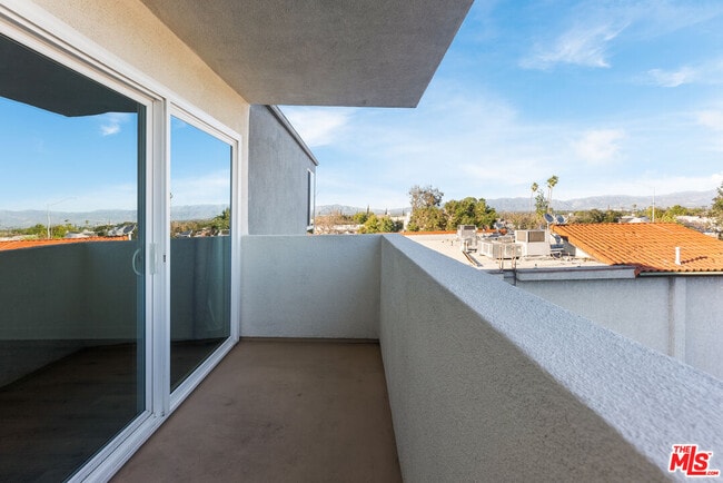 Building Photo - 5454 Zelzah Ave